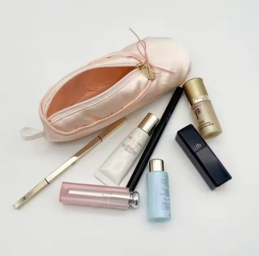 Case in the shape of a ballet shoe